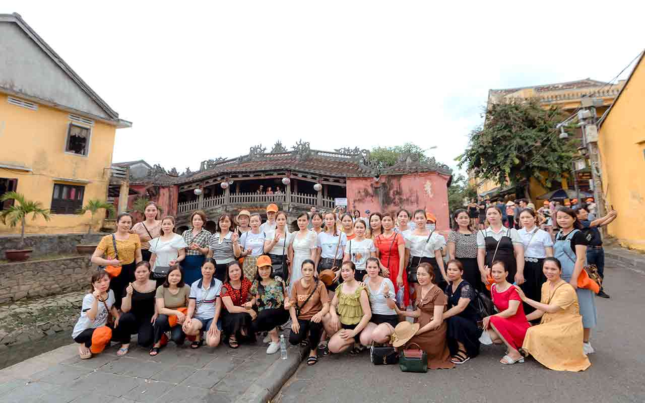 Chụp hình tour Hội An